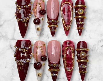 Uñas postizas estilo gótico cereza burdeos, uñas 3D cromadas doradas, uñas stiletto de lujo, uñas coquetas rojo oscuro, set gótico glamuroso hecho a mano