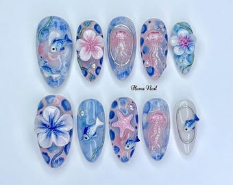 Presse 3D Ocean Dream - Méduse, poisson rouge, étoile de mer et fleur, ensemble d'ongles de luxe bleu mer peint à la main, ongles de plage d'été sirène