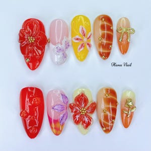 Rote Blumen Mandel Press-On-Nägel - 3D-Blumen-Nailart - Orange Gelbe Sommernägel - Handgefertigte glänzende Nagel-Sets - Helle, elegante Nägel