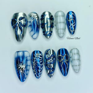 Blau Chrom 3D Drücken Sie auf die Nägel | Handgefertigte Metallic Nagelkunst mit Gel Sculpting | Ausgefallene futuristische falsche Nägel | Kundenspezifisches Gothic Nägel Set
