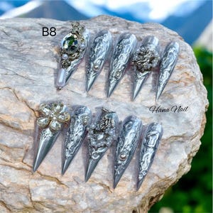 Handgemachte 3D Metallic Presse auf den NägelnSilber Chrom Gothic Nägel, Barock Perlen Nail Art, Luxus Stiletto Nägel mit Strasssteinen, Kronenakzenten