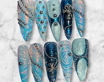 Blaues Chrom Kreuz Drücken Sie auf die Nägel, Eis Fee Nägel, Y2K Gothic Nagel-Set, Meerjungfrau Aura Nägel, handgemachte Stiletto Drücken Sie auf die Nägel