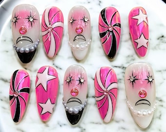 Uñas postizas góticas de payaso para Halloween: diseño de caramelo con estrellas en espiral rosa Y2K, pedrería y perlas. Uñas postizas hechas a mano.
