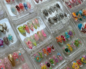 Uñas postizas 3D con diseño de flores aleatorias – Set sorpresa (sin posibilidad de elegir el diseño) / Tallas XS, S, M solamente – Forma elegida por el vendedor