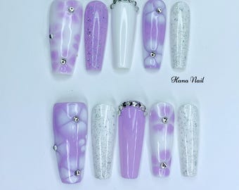 Uñas postizas con purpurina de mármol morado / Uñas largas tipo ataúd / Uñas blancas con detalles de diamantes de imitación / Juego de uñas postizas reutilizables / Acabado brillante