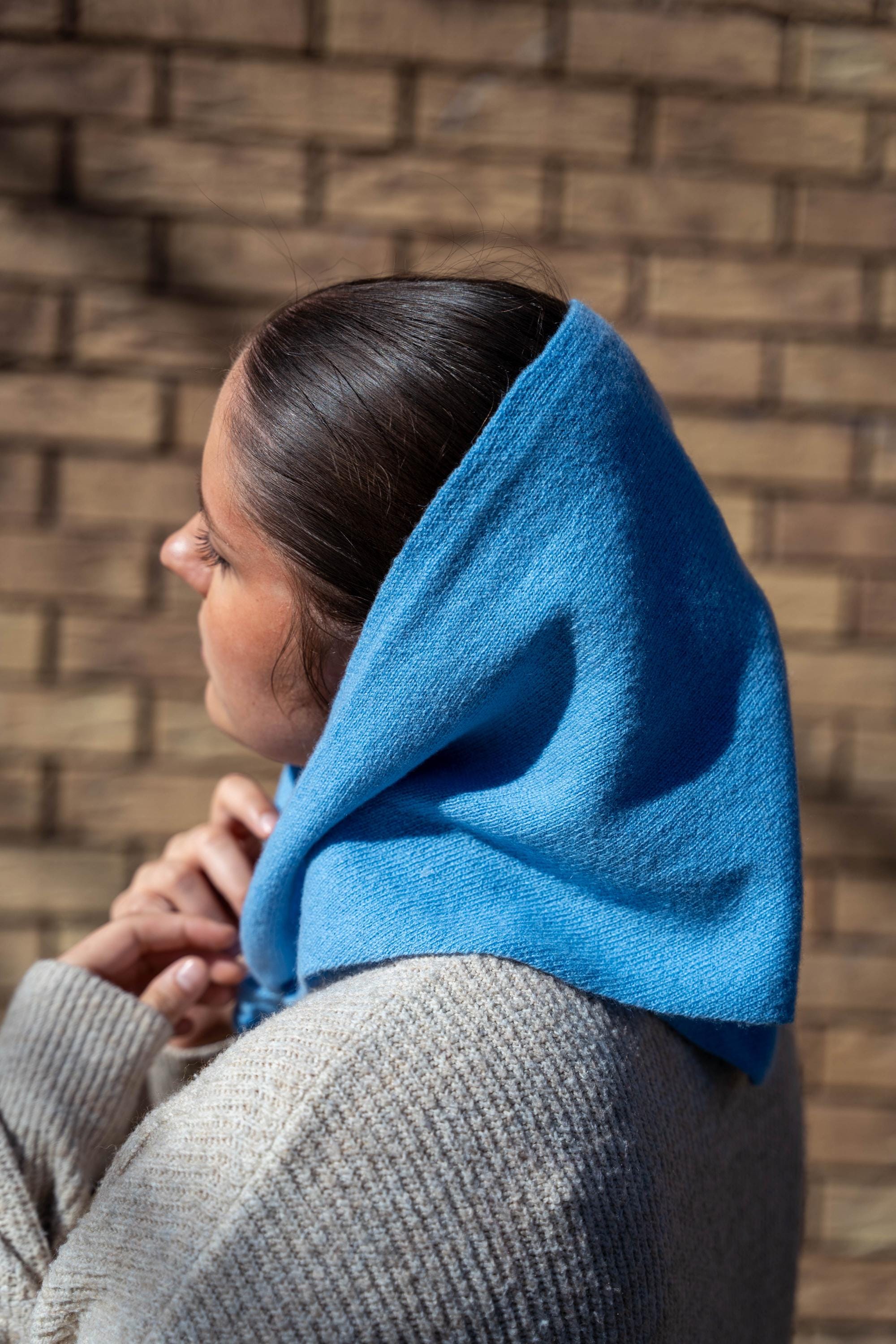 Driehoek sjaal van Twelve Million in donker blauw - Lovely Scarfs Driehoek sjaal van Twelve Million in donker blauw - Lovely Scarfs
