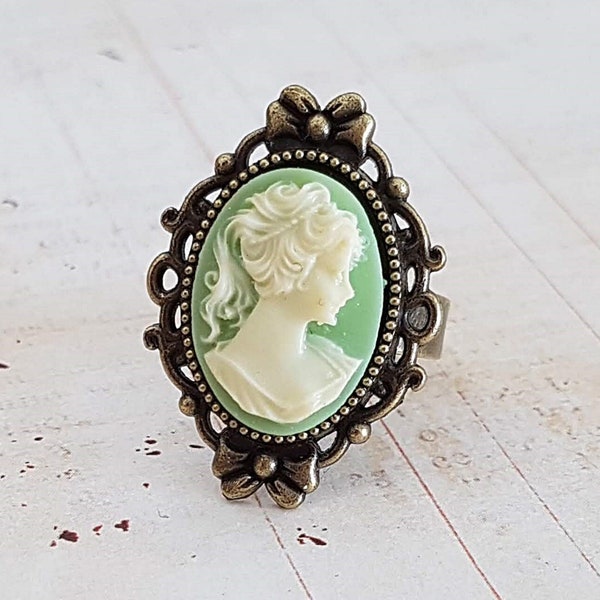 Bague victorienne vintage Lady Cameo en sauge claire et crème, bronze ovale vert et ivoire ou bague réglable en argent antique