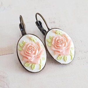 Pendientes con camafeo de rosa rosa, pendientes florales vintage con cierre de palanca, joyería cottagecore, regalo romántico para ella. Elige entre bronce, oro o acero.