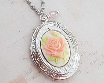 Puede incluir: Collar con dije de plata, cadena delicada y camafeo de rosa rosa. El dije tiene un borde festoneado detallado y un pequeño dije de cristal rosa.