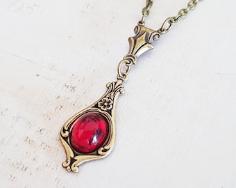 Collar Art Nouveau con joya de rubí rojo en latón antiguo, elige tu longitud.
