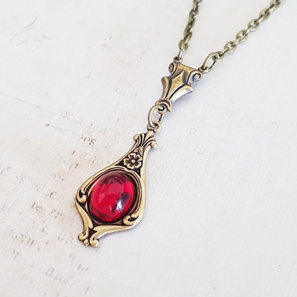 Collier Art nouveau vintage avec bijou rouge rubis en laiton antique, cabochon en verre tchèque rouge foncé, longueur au choix