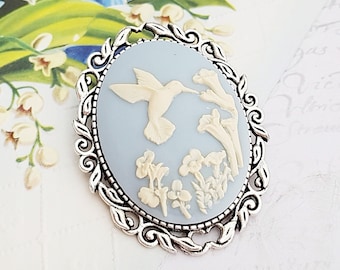 Broche camée colibri, broche vintage victorienne oiseau et fleurs, bleu et crème, cadeau pour un ami, au choix argent, bronze ou noir