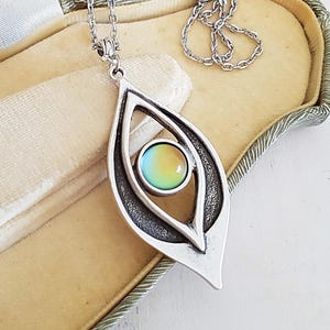 Silver Yoni Mood Necklace, Colour Changing Mood Stone Necklace, Antique Silver Plated, Feminist Pendant, Choose Your Length