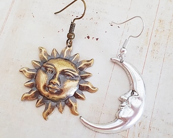Boucles d'oreilles soleil et lune dépareillées, boucles d'oreilles pendantes, soleil doré antique, lune argentée, plaqué, crochets chirurgicaux, clous ou clips à vis