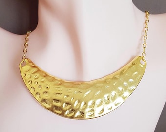 Collar con cuello en forma de media luna martillado en oro, collar babero estilo boho llamativo, elige tu longitud.