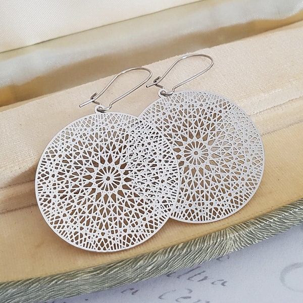 Boucles d'oreilles Big Silver Filigree Laser Cut Mandala, Capteur de rêves rond délicat, Boucles d'oreilles Boho, Fils d'oreille chirurgicaux ou sterling