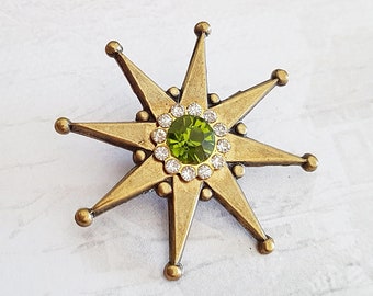 Broche art déco étoile en cristal péridot en laiton vieilli, cristaux vintage vert olivine et verre transparent, étoile à huit branches