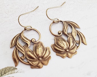 Art nouveau bloemoorbellen in antiek messing, brons of chirurgische haken of schroefclips