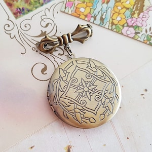 Vintage Bronze Round Locket Pin Brooch Keepsake, Pin for Bouquet, Locket Charm Brooch, Vintage Wedding, Space for 2 Photos or a Secret