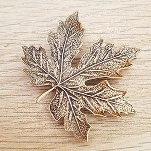 Art Nouveau Maple Leaf Brooch Pin in Antique Brass, Realistic Arts and Crafts Style Naturalistic Leaf Brooch