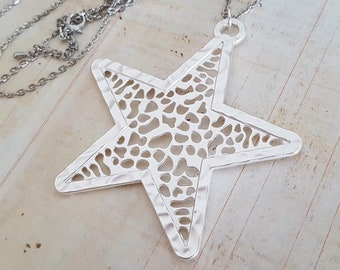 Colar com estrela grande em filigrana prateada, escolha o seu comprimento.