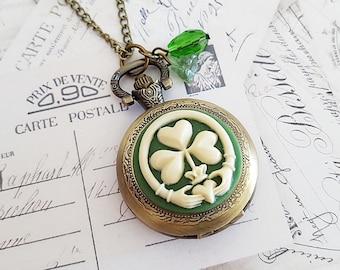 Claddagh Irish Lucky Clover Taschenuhr Halskette in Antike Bronze mit Vintage Grüne Glas Blume, voll funktionsfähige Batterie enthalten