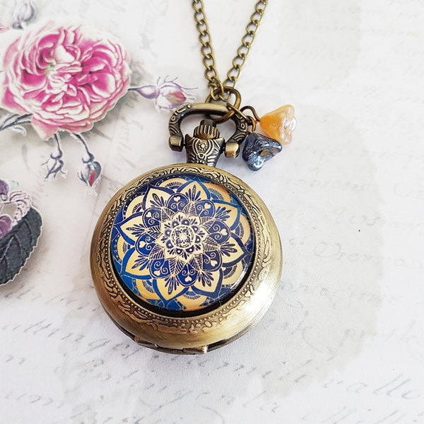 Blau und Gold Mandala Taschenuhr Halskette in antike Bronze mit Vintage Glasblumen, viktorianischen Stil, voll funktionsfähige Batterie inklusive