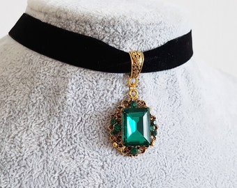 Victorian Style Black Velvet Choker with Vintage Emerald Green Jewel Crystal Drop, Princess Choker, Antique Gold, Choose Your Length
