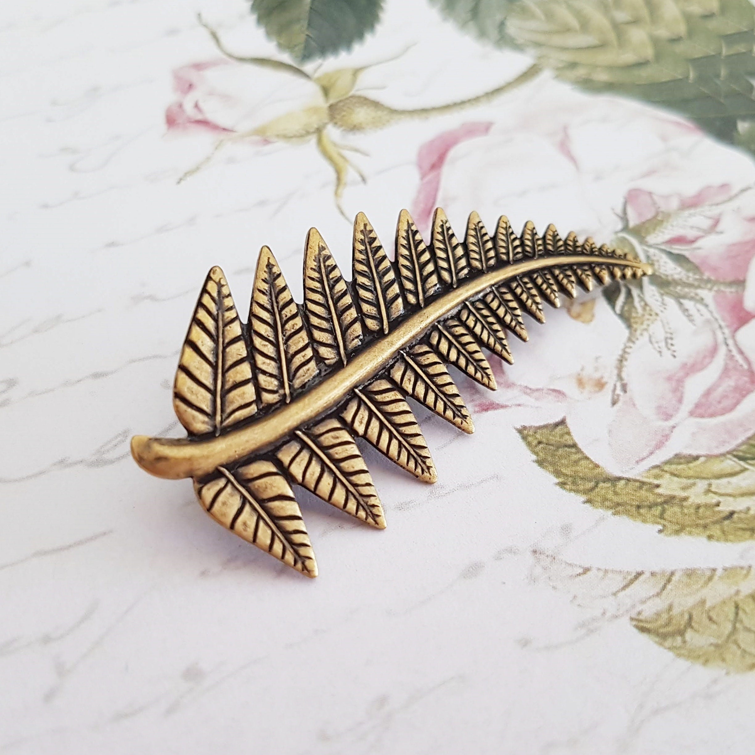 Broche Ancienne Feuille De Fougère En Perles Obonques Nacrées Et Laiton - Bijou Vintage Occasion