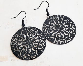Grote zwarte filigraan mandala-oorbellen met zwart emaille of chirurgische haken
