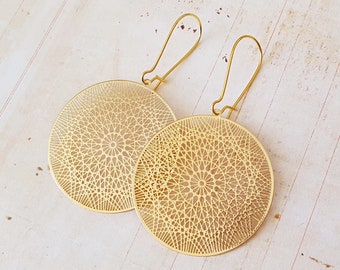 Große Gold filigrane Laser geschnitten Mandala Ohrringe, zarte runde Kreis Traumfänger, Statement Boho Ohrringe, überzogene oder Gold gefüllte Ohrdrähte