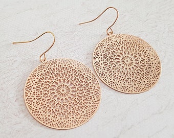 Pendientes grandes de mandala cortados con láser en filigrana de oro rosa, con ganchos chapados en oro o quirúrgicos.