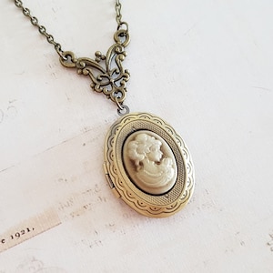 Vintage viktorianische Lady Cameo Locket Halskette in Pearly Golden Brown, Oval Bronze Andenken Medaillon, wählen Sie Ihre Länge