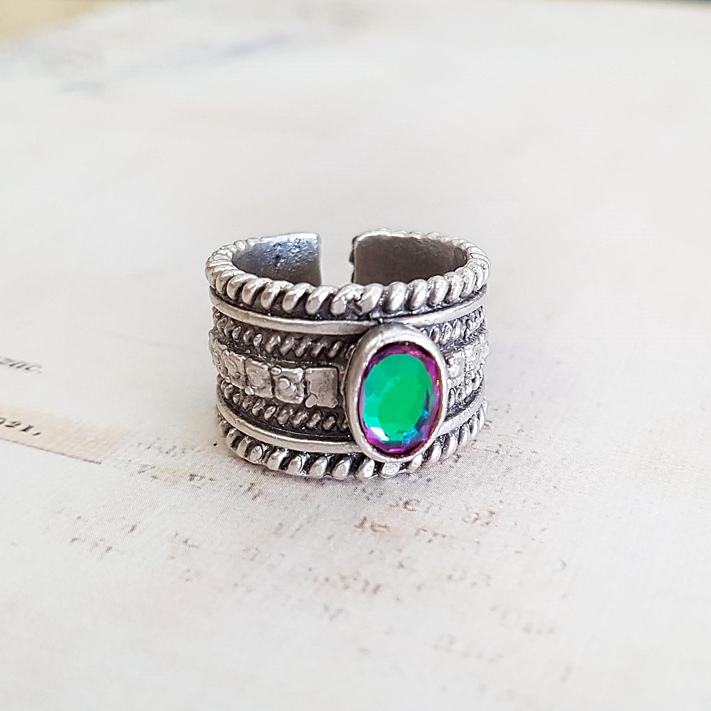 幅広で調節可能なグリーンとパープルのヴィトレイルクリスタルリング