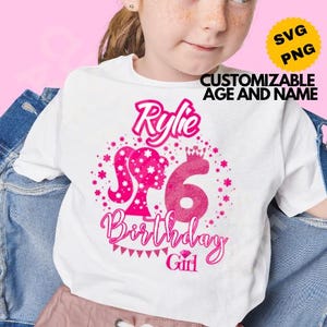Puede incluir: Camiseta blanca con un diseño de cumpleaños rosa. El diseño incluye el nombre "Rylie", el número "6" y las palabras "Birthday Girl". La camiseta tiene una edad y un nombre personalizables.