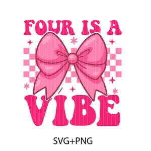 Puede incluir: Gráfico rosa con el texto "FOUR IS A VIBE" en una fuente retro, con un gran lazo rosa en el centro. El fondo tiene un patrón de cuadros. La imagen también incluye el texto "SVG+PNG".