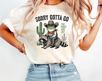 Zabawny Przepraszam Muszę Iść Wibracje Są Wyłączone Żaba Kowboj i Szop SVG PNG Projekt dla Introwertyków Mem Humor Grafika Tee