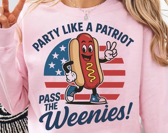 Fiesta divertida del 4 de Julio como un patriota: ¡Pasen las salchichas! (PNG), perrito caliente estadounidense divertido (PNG), diseño de camiseta del Día de la Independencia, estilo retro patriótico americano.