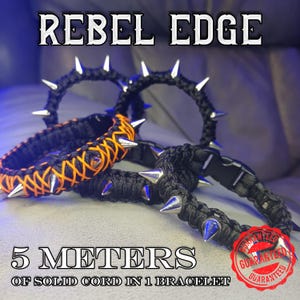 Puede incluir: Pulseras negras y naranjas con púas plateadas. Las pulseras están hechas de cordón tejido y presentan el texto "REBEL EDGE" y "5 METROS DE CORDÓN SÓLIDO EN 1 PULSERA". También es visible una pegatina roja y blanca de "GARANTIZADO".