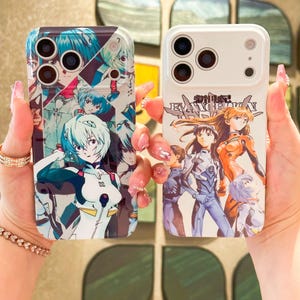 Könnte beinhalten: Zwei Handyhüllen mit Charakterdesigns im Anime-Stil. Eine Hülle zeigt eine Collage von Charakteren mit blauen Haaren, die andere zeigt eine Gruppe von Charakteren mit dem Text "Evangelion". Beide Hüllen haben mehrere Kameraausschnitte.
