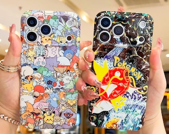 Puede incluir: Dos fundas para teléfono con diseños coloridos. Una funda presenta un collage de personajes de dibujos animados. La otra funda tiene un personaje de dibujos animados rojo y amarillo con el texto "Poke Mon" sobre una escena de cascada. Ambas fundas tienen múltiples recortes para la cámara.