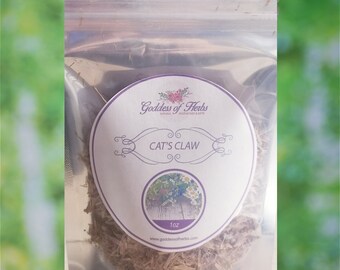 Puede incluir: Una bolsa de plástico transparente que contiene hierba de uña de gato seca. La bolsa tiene una etiqueta que dice "Goddess of Herbs" y "Cat's Claw" con un diseño floral. La etiqueta también dice "1 oz" y "www.goddessofherbs.com".
