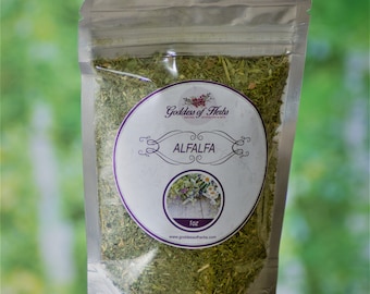 Könnte beinhalten: Ein wiederverschließbarer Beutel aus Silber, gefüllt mit getrocknetem grünem Alfalfa-Kraut. Das Etikett lautet "Goddess of Herbs" und "ALFALFA" mit einem kleinen Blumenstrauß und dem Text "1 oz" und "www.goddessofherbs.com".