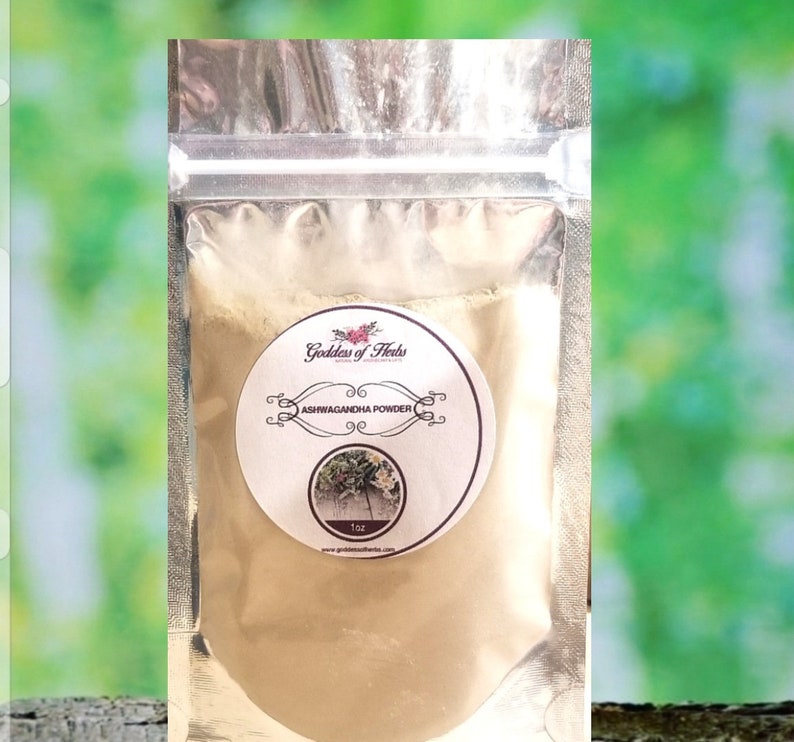 Op de afbeelding: Een klein, hersluitbaar zakje met beige poeder, gelabeld "Goddess of Herbs Ashwagandha Powder 1 oz www.goddessofherbs.com"