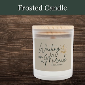 Puede incluir: Vela de vidrio esmerilado con tapa de madera. La vela tiene una etiqueta beige con el texto "Waiting on a Miracle" y "PSALM 77:14" en letras doradas.