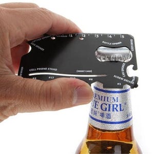 Può includere: Un multiutensile nero con un righello, un apribottiglie, un aprilatta e un cacciavite. Lo strumento viene utilizzato per aprire una bottiglia di birra.