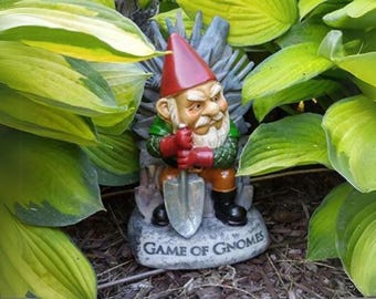 Game of Gnomes tuinkabouter - grappig standbeeld van harsgazon, op troon geïnspireerd buitendecor, uniek cadeau-idee