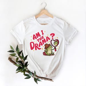 私はドラマカエル？Tシャツ - かわいい漫画カエルのグラフィックと鏡のデザイン - 楽しくて風変わりな女性用ユーモアTシャツ