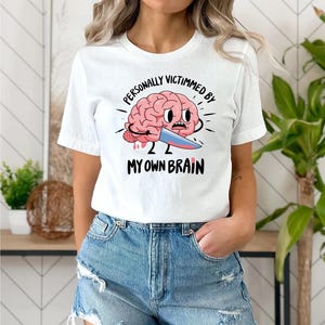 自分の脳のせいで個人的に被害を受けたTシャツ - ナイフデザインの面白い漫画の脳のグラフィック - 風変わりなメンタルヘルスユーモアTシャツ