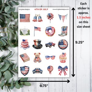 K&ouml;nnte beinhalten: Ein Bogen Aufkleber mit patriotischen Designs f&uuml;r den 4. Juli. Das Blatt ist 17,1 cm breit und 23,5 cm hoch. Jeder Aufkleber ist etwa 3,8 cm gro&szlig;. Designs umfassen Flaggen, Glocken, eine Windm&uuml;hle, einen Kuchen, einen Teddyb&auml;ren und ein Auto.